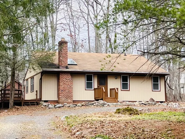 1122 Seven Nations Dr, Tobyhanna, PA 18466