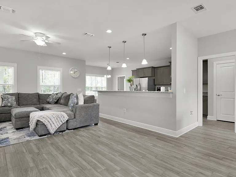 615 Lakeview St — Photo 9