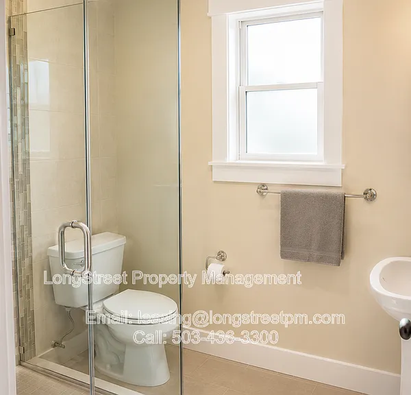 73 NE Graham St — Photo 10