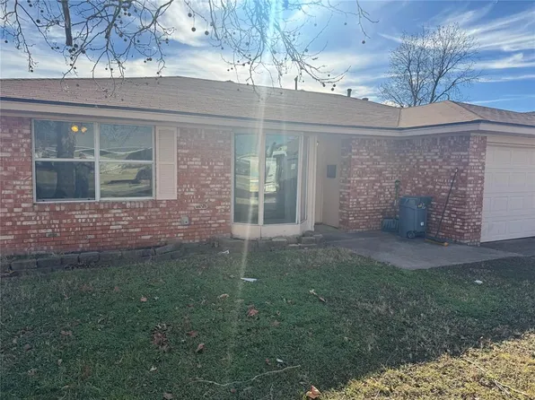 128 SW 6th St, Moore, OK 73160