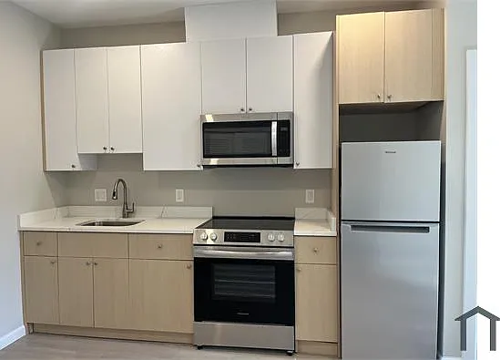 3 bed, 670 sqft, $5,300 — Photo 2