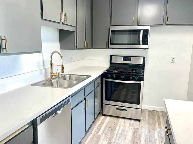 14914 Hamlin St #103 — Photo 11
