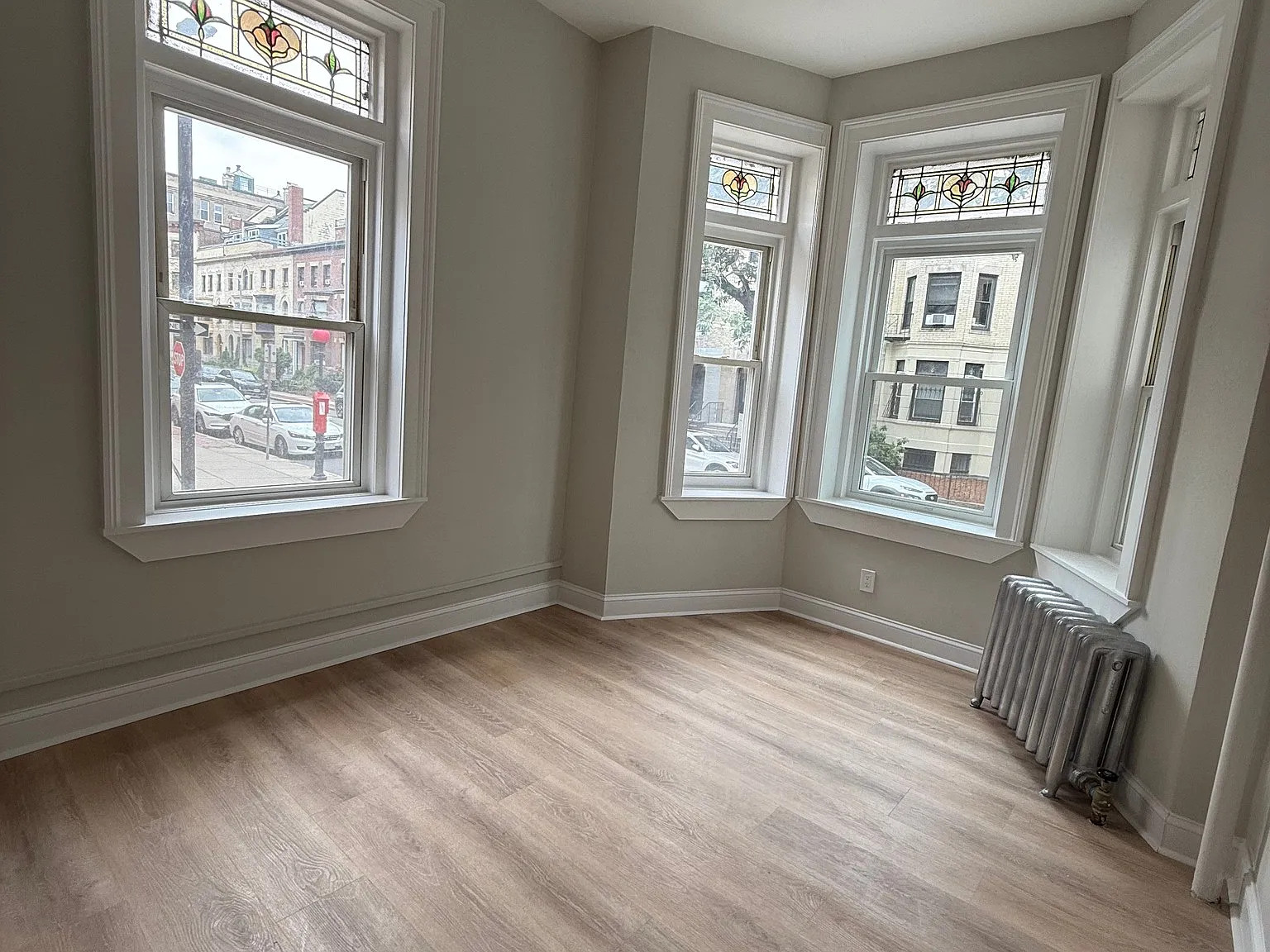 3 bed, 1.5 bath, $5,850 — Photo 2