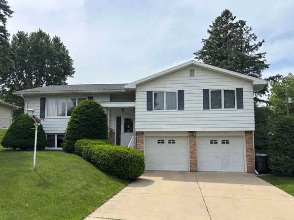 2620 Crestline Ave, Waterloo, IA 50702
