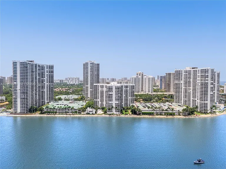 3600 Mystic Pointe Dr #1816 — Photo 3