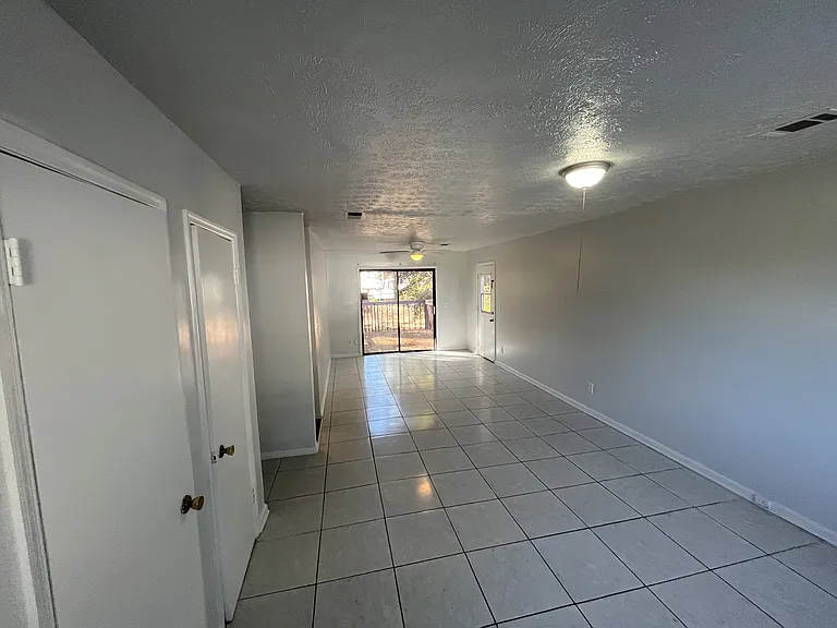 1074 Sparrow Ct — Photo 3
