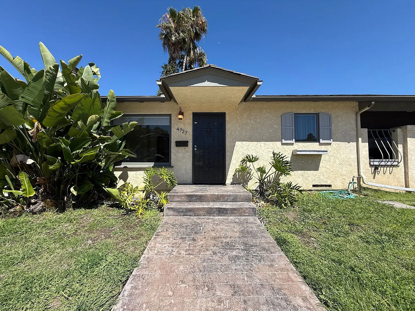 Amazing 3 Bedroom 2 Bath House in Best Neighborhood — Photo 1