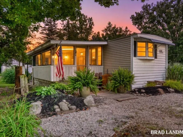 1499 Big Lake Dr, Hopkins, MI 49328