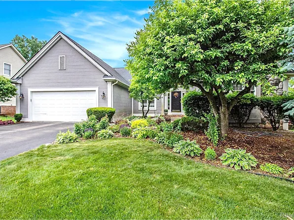 16040 Silverwood Dr, Fenton, MI 48430