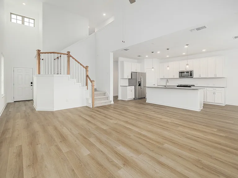 109 Ventura Dr — Photo 4
