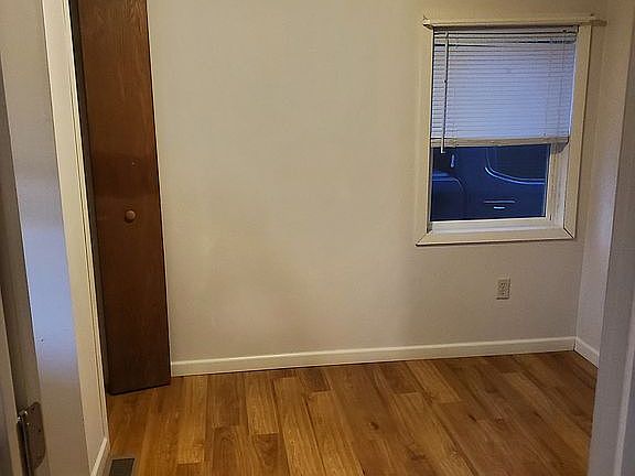 5th image of 913 E 12th St
