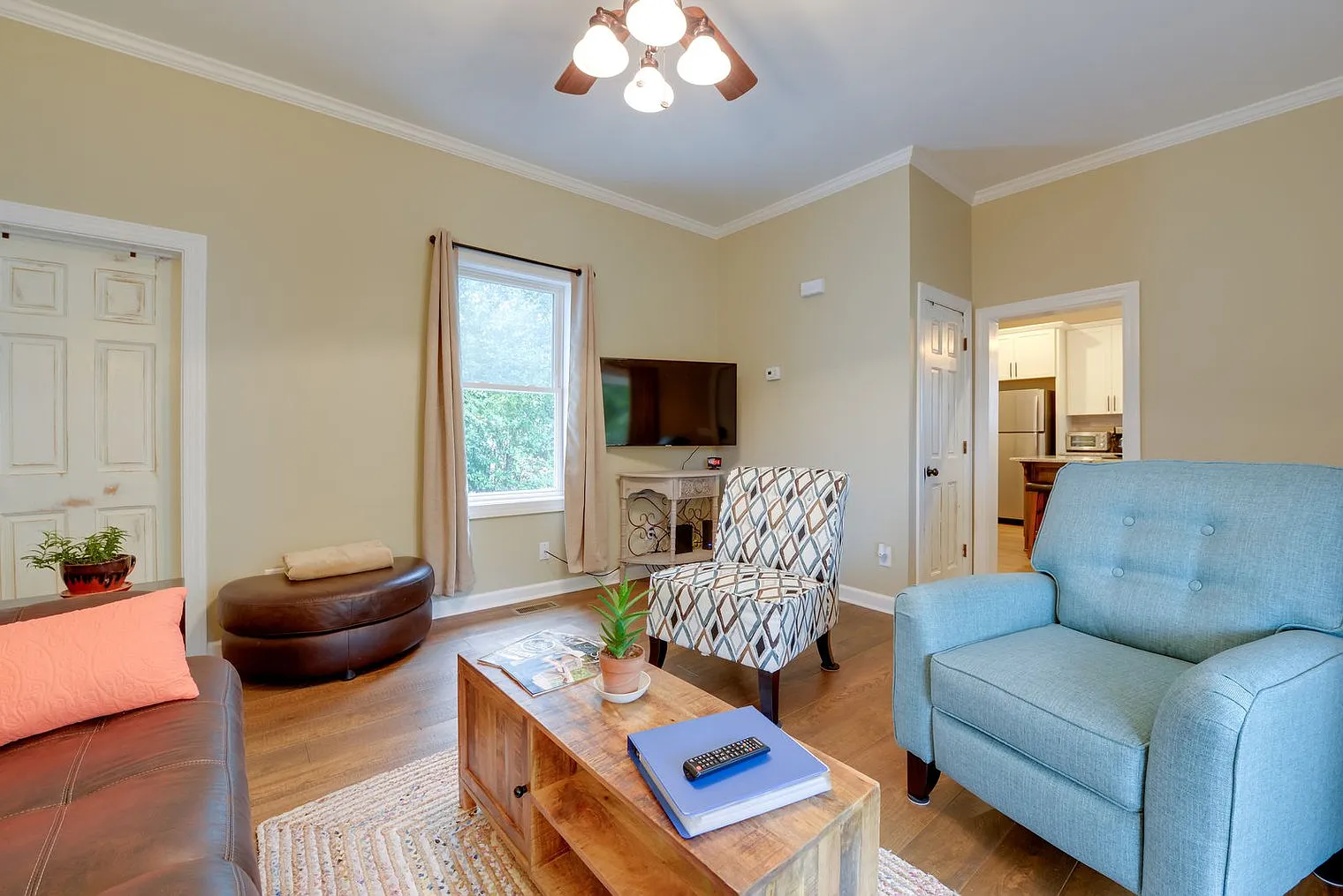 2 bed, 2.0 bath, 893 sqft, $2,715 — Photo 2