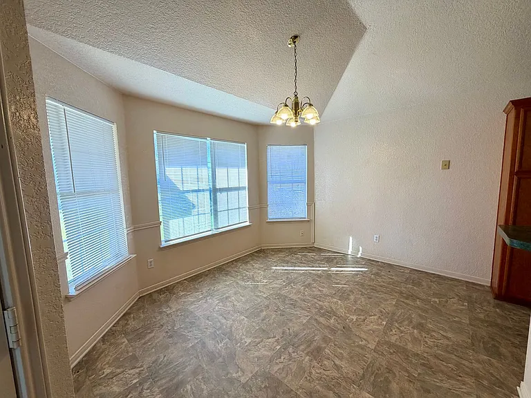 2202 Amethyst Dr — Photo 4
