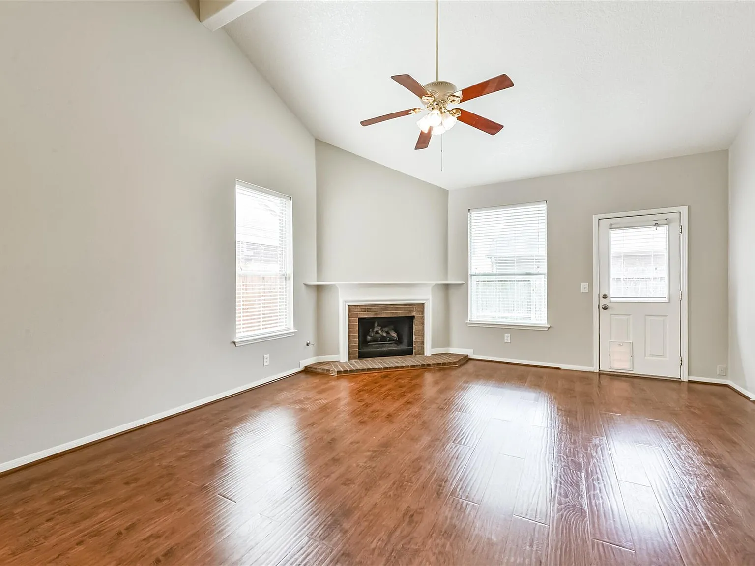 3 bed, 2.5 bath, 1914 sqft, $1,950 — Photo 3
