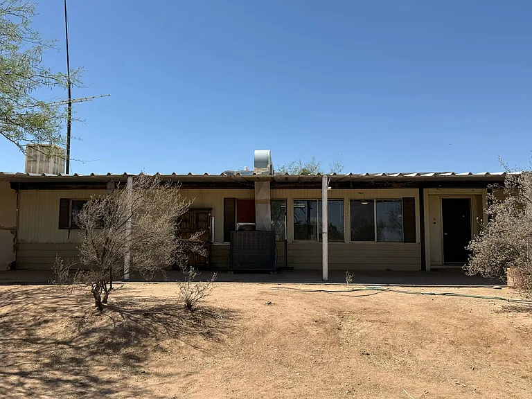 8221 S Taylor Ln — Photo 1