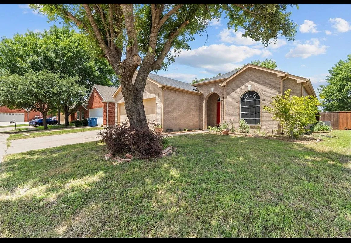 3 bed, 2.0 bath, 1910 sqft, $2,200 — Photo 1