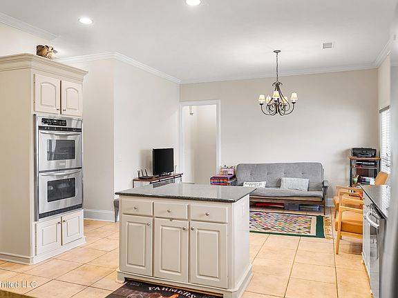 5th image of 116 Woodbury Park Pl