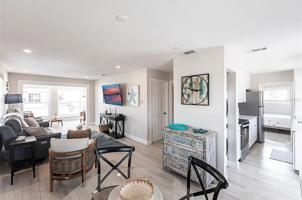 1 bed, 1.0 bath, 802 sqft, $8,370 — Photo 2