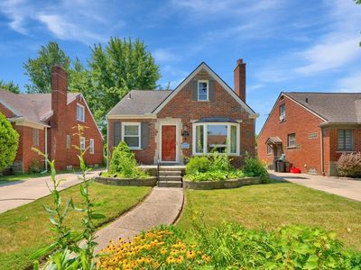 20624 Lochmoor St, Harper Woods, MI, 48225