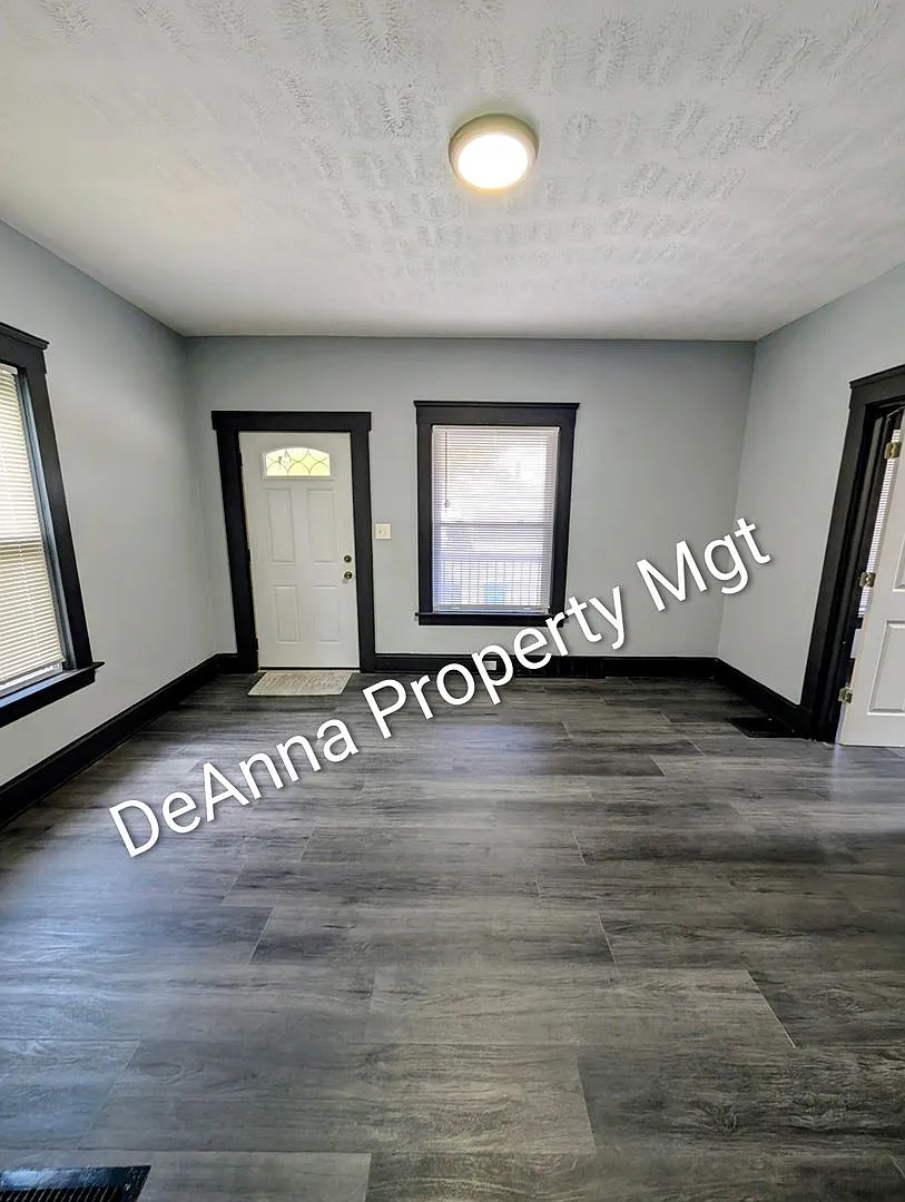 1431 Rowley Ave — Photo 2