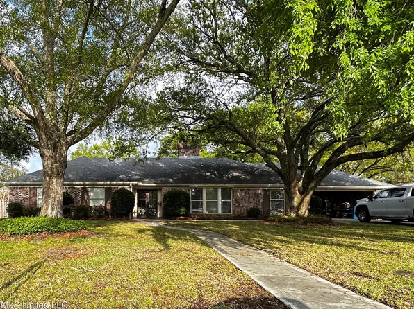 1002 Westwood St, Pascagoula, MS 39567