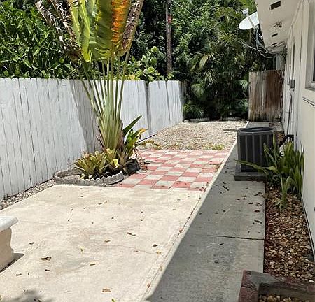 5th image of 1219 NE 14th Ave APT 5