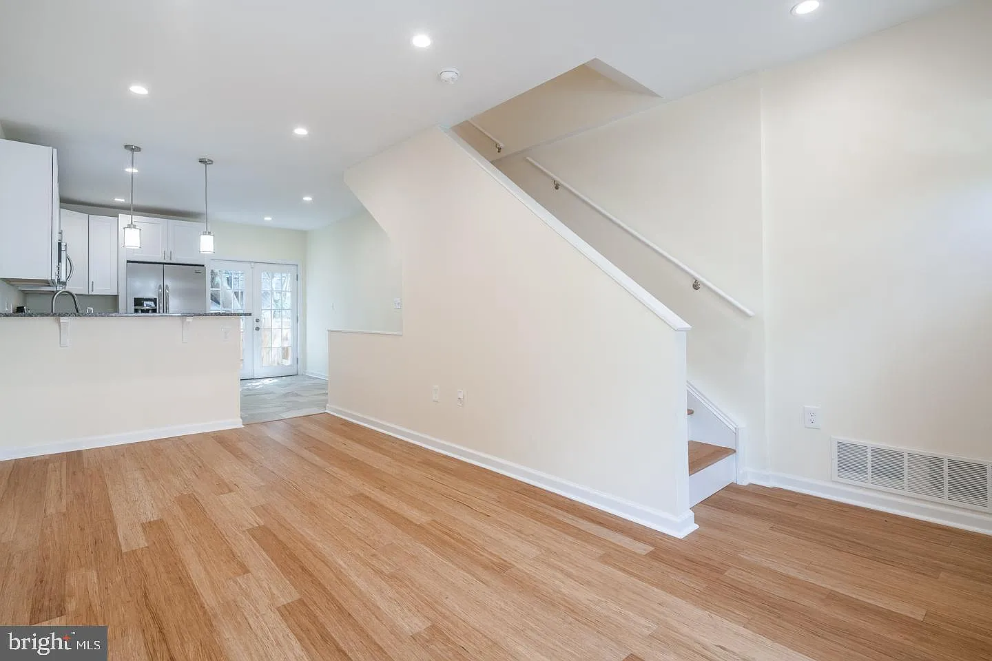 2 bed, 1.0 bath, 810 sqft, $1,645 — Photo 2