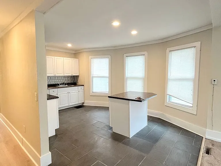 12 Madison St — Photo 2