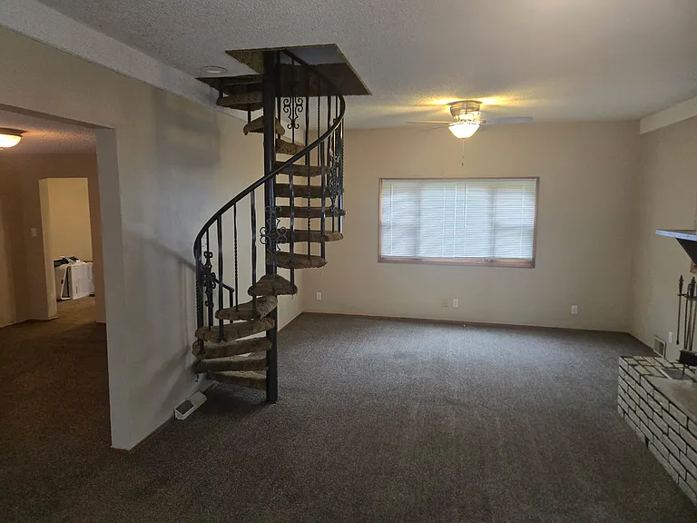 1013 Broadway St — Photo 2