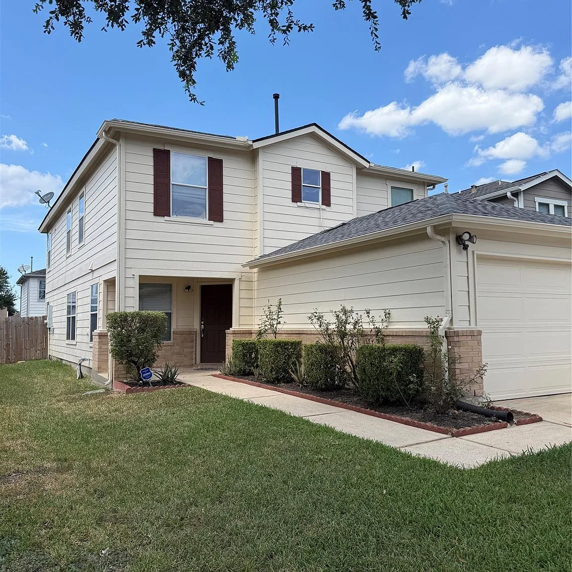 3 bed, 2.5 bath, 2536 sqft, $1,950 — Photo 1