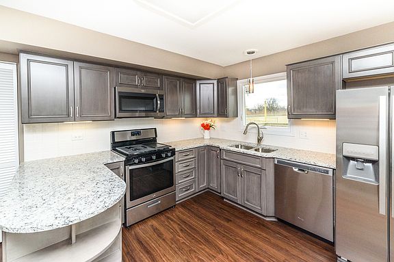 3rd image of 1155 Darby Ln