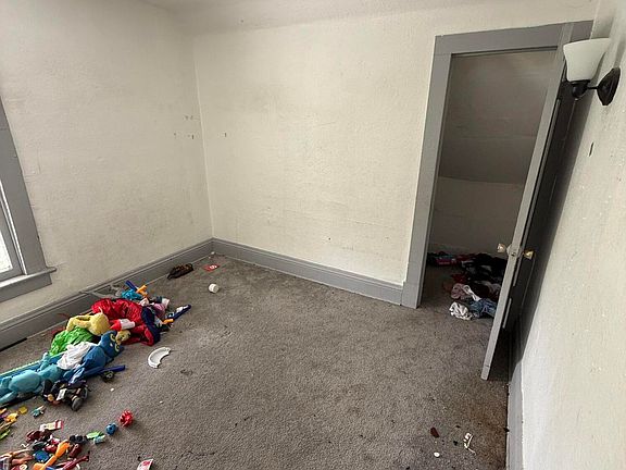 4th image of 1102 Montrose Ave