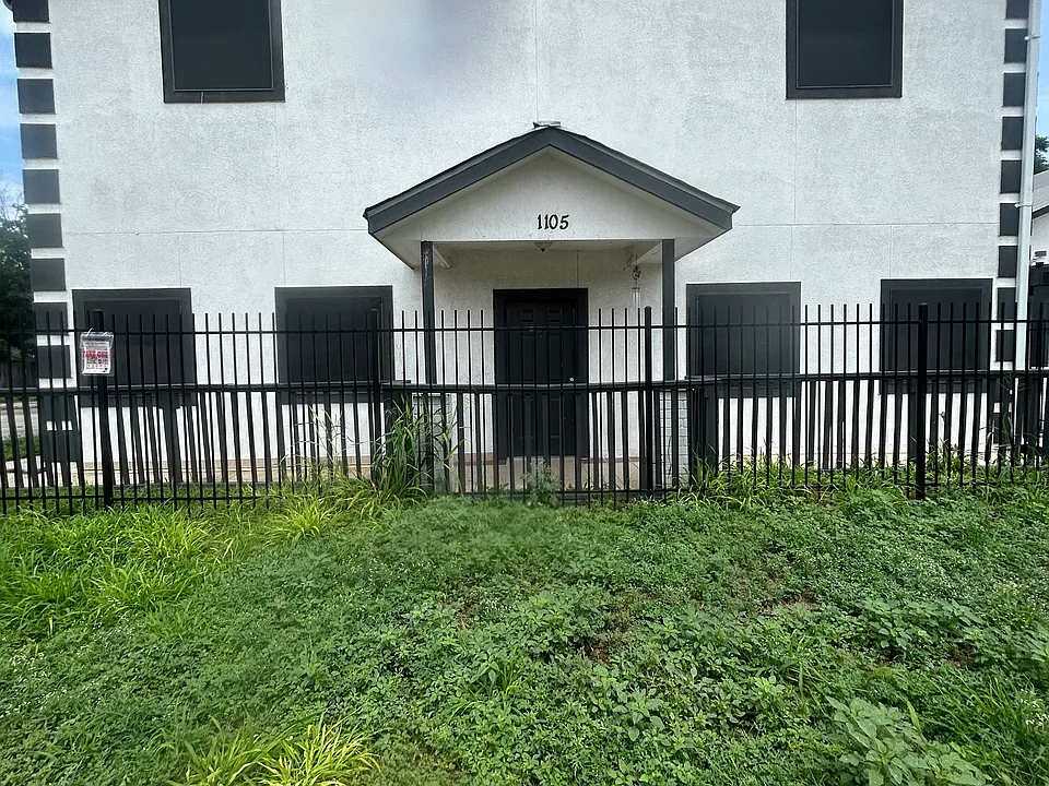 1105 New Laredo Hwy #201
