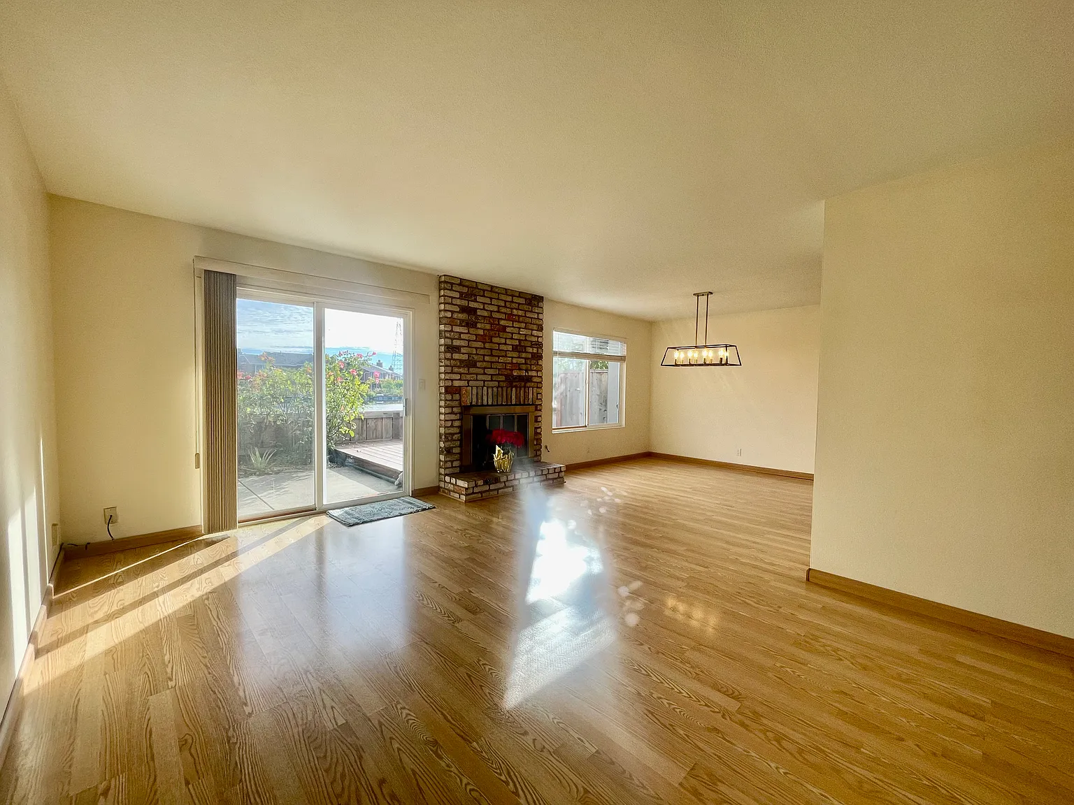 4 bed, 2.5 bath, 1880 sqft, $5,500 — Photo 3