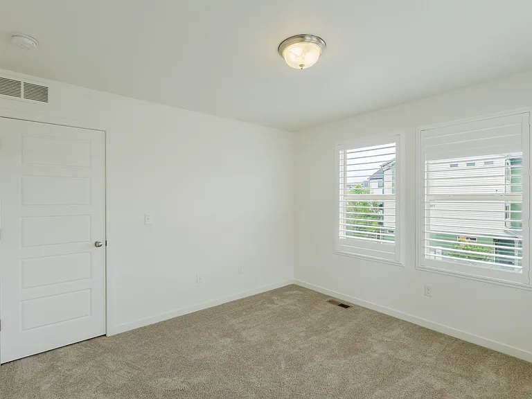 2656 Champagne Ave — Photo 41
