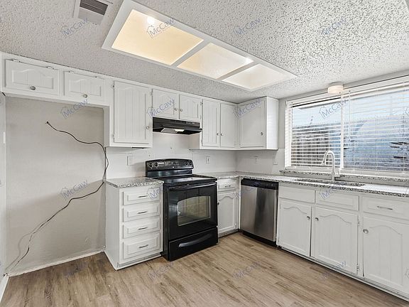 3rd image of 304 Candlewood Ln