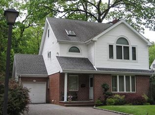 30 Maple Dr, New Hyde Park, NY 11040