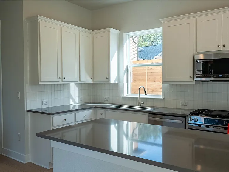 2705 Wilson St — Photo 6