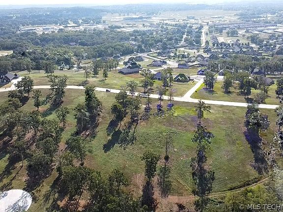 2nd image of 828 Ridgeview Dr