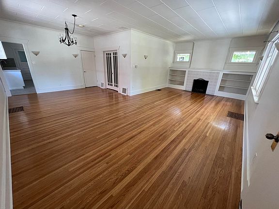 5th image of 1124 N Sherwood St