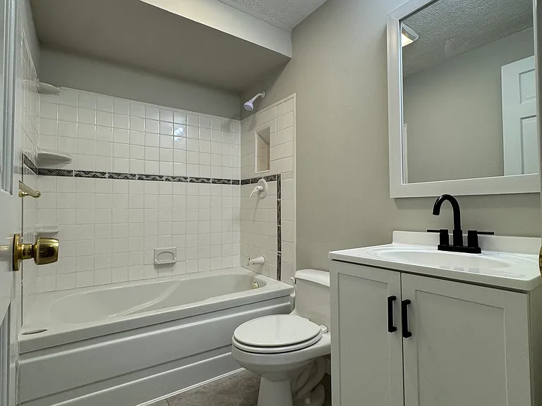 144 E Main St #15 — Photo 14