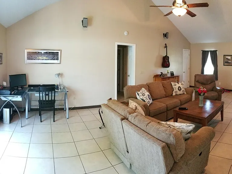 501 Carriage Ln — Photo 8