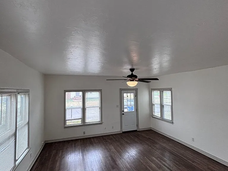 218 S Moore Ave — Photo 3