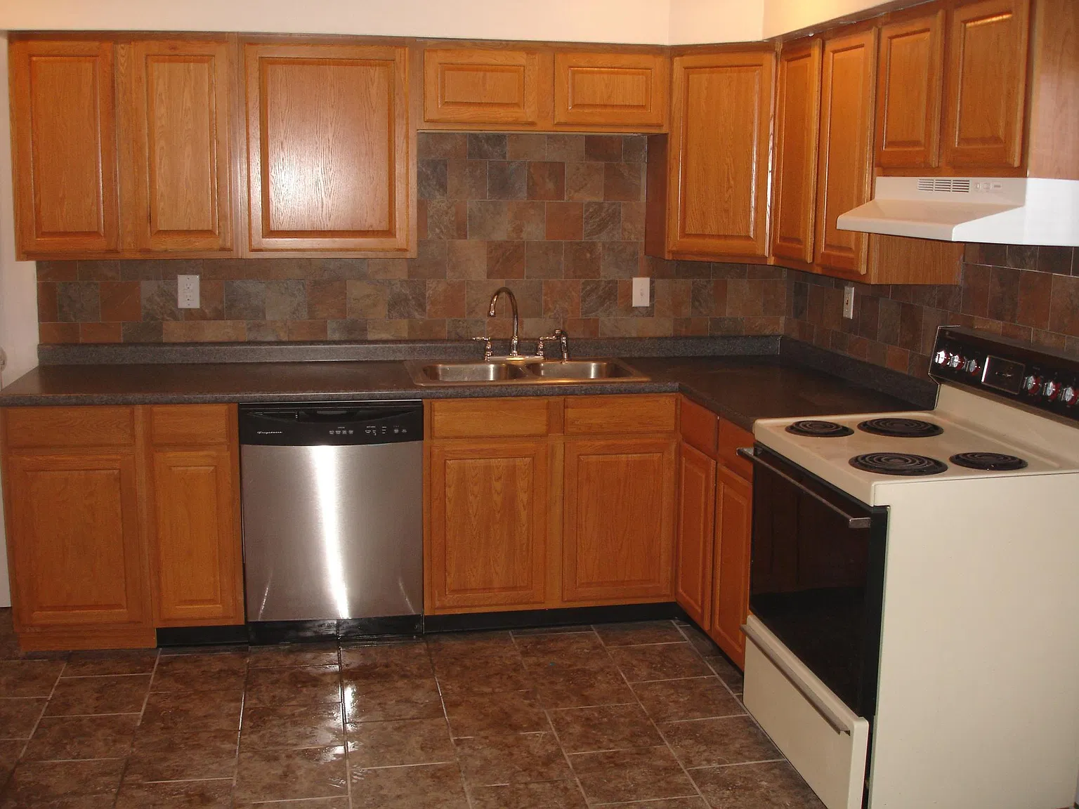 2 bed, 1.5 bath, 1000 sqft, $1,150 — Photo 1