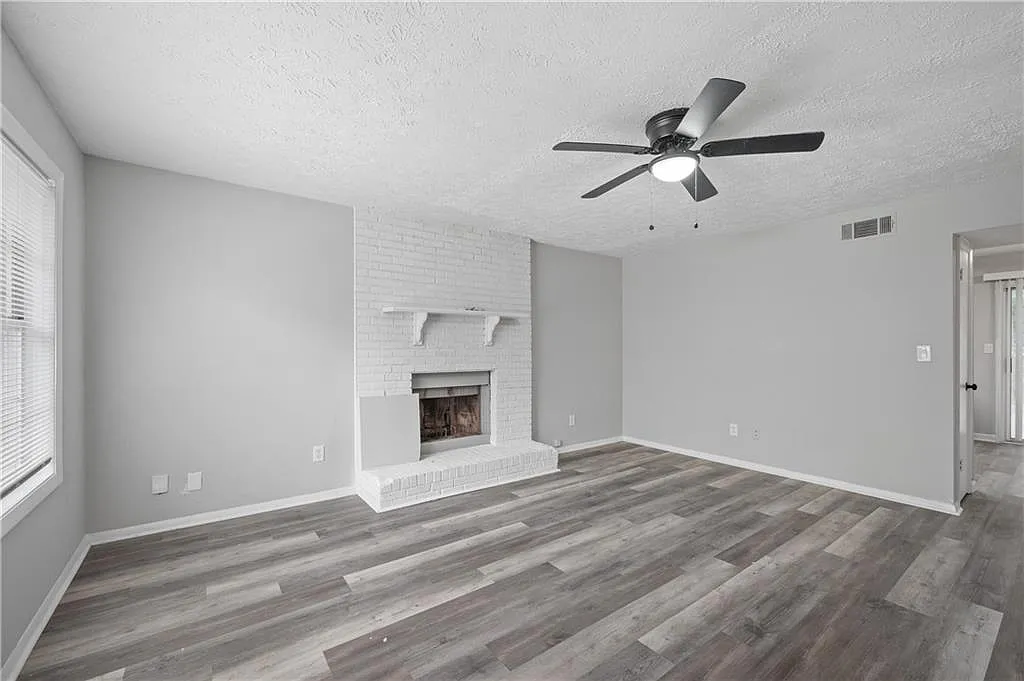2 bed, 1.5 bath, 1000 sqft, $1,350 — Photo 3