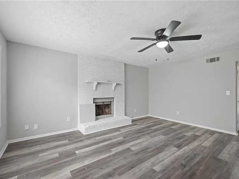 2897 Spruce Cir — Photo 3