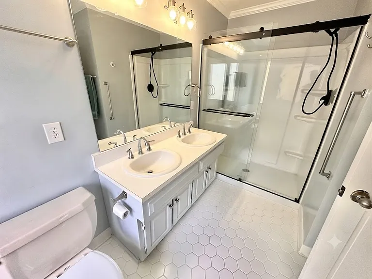 Master Bathroom on 1st floor-Pic 1