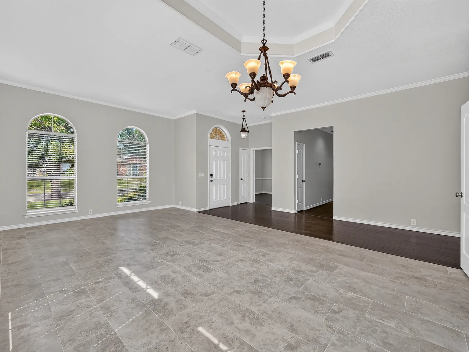 3 bed, 2350 sqft, $3,100 — Photo 3