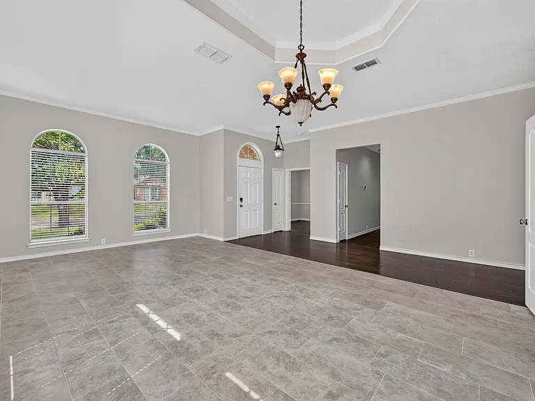 423 Halifax Dr — Photo 3