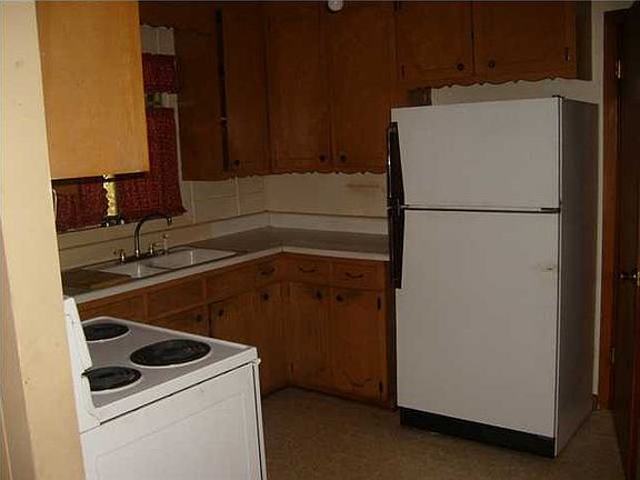 Nice functional kitchen with seperate dining room
